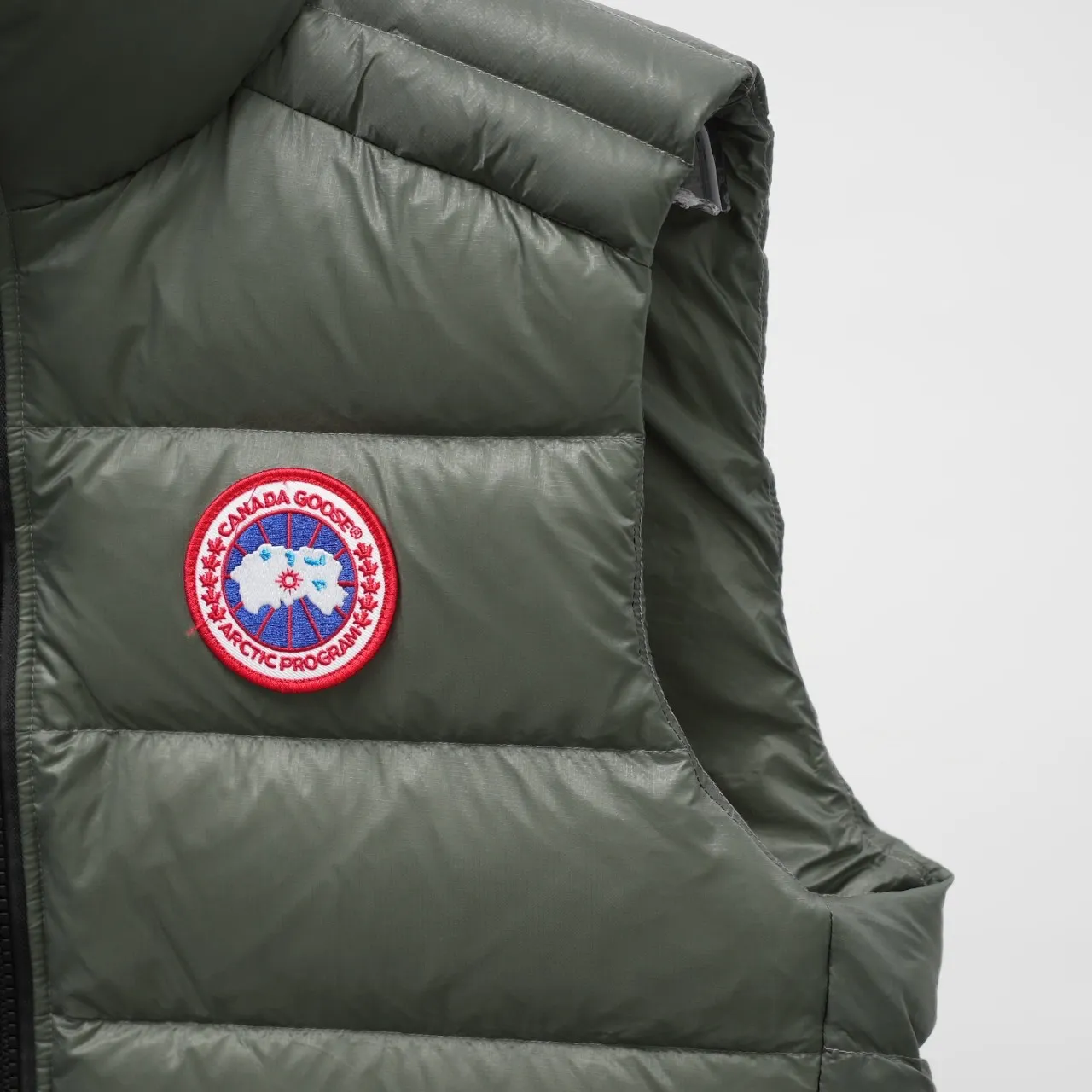 P480 top version Canadian brand vest new model Canada Goose has always been recognized as the warmest down jacket. Various Instagram celebrities, Internet celebrities, and celebrities often wear it for street photos. I make Canada Goose every year, but I still can’t get rid of my love for it. No matter how cold the days are, there is no need to be afraid, because there is! Filled with 90% white duck down, it is the legendary warmest down jacket and is known as a must-have for Arctic outdoor sports! The most popular down jacket in the world, celebrities are rushing to buy it, it is a must-have! Same style for men and women Size: xs ~ xxl